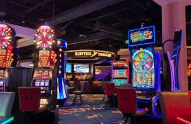 Pengguna menikmati permainan live casino melalui ponsel dengan tampilan responsif