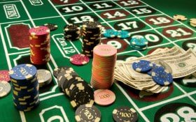 Suasana live casino dengan dealer profesional dan interaksi pengguna secara real time